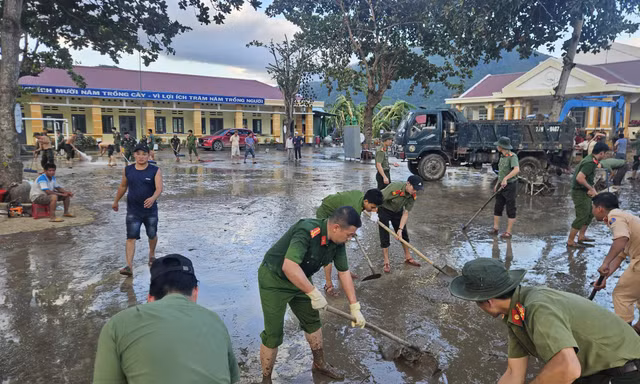 Công an Đắk Lắk tăng cường hàng trăm cán bộ, chiến sĩ giúp dân khắc phục hậu quả bão lũ