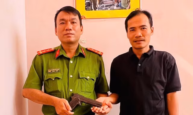 Nhặt được túi bên trong chứa súng K54 cùng 24 viên đạn