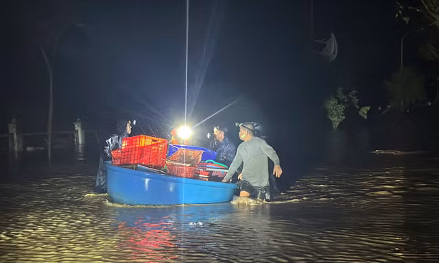 Nước lũ dâng ngập hơn 2m ở Đắk Lắk