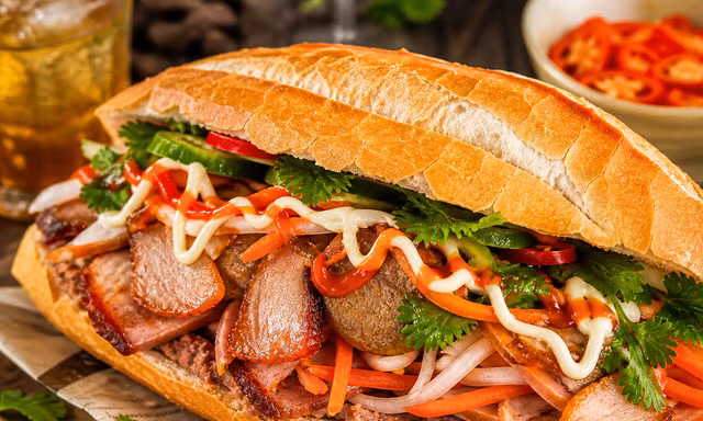 Chủ quán bánh mì làm 86 người ngộ độc bị phạt 80 triệu đồng, đình chỉ 3 tháng