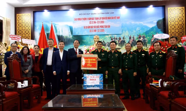 Phó Chủ tịch Quốc hội Trần Quang Phương thăm, làm việc với lực lượng vũ trang tỉnh Đắk Lắk