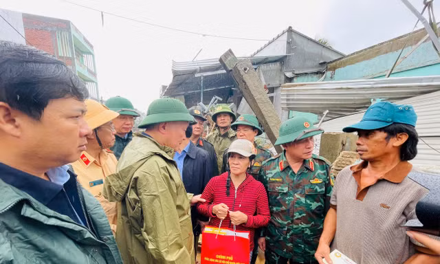Phó Thủ tướng Thường trực Nguyễn Hòa Bình tặng quà, động viên người dân vùng lũ.