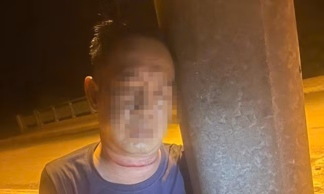 Phát hiện người đàn ông nguy kịch bên trụ điện, trên cổ có vết thương