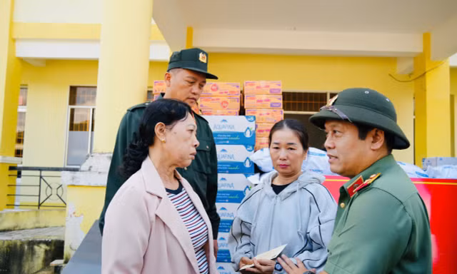 Bộ Công an tặng 20 tấn lương thực, hàng hóa thiết yếu cho 300 hộ dân vùng bão lũ Đắk Lắk