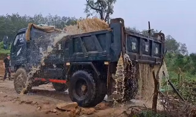 [Clip] Cảnh sát mật phục bắt nhóm khai thác cát lậu ở Đắk Lắk
