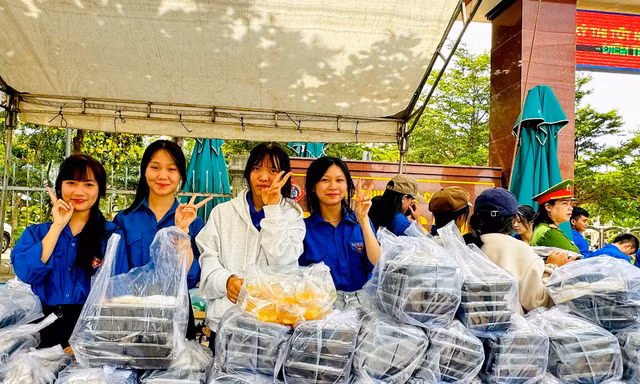 Thanh niên Gia Lai chuẩn bị sẵn cơm, mua kem tặng sĩ tử và phụ huynh