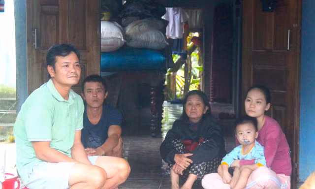 Lặng người trở về nhà sau khi nước rút