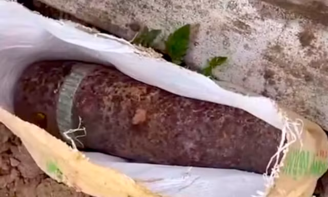 Người đàn ông mang đầu đạn cối tới trụ sở công an