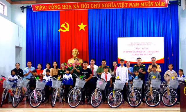 Chương trình thiện nguyện trao 73 xe đạp học sinh