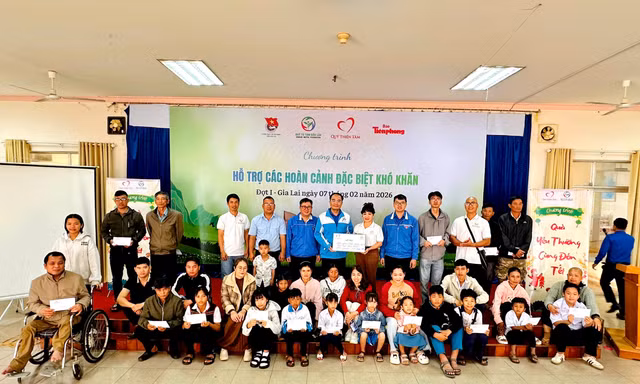 Trao 214 triệu đồng cho các hộ gia đình khó khăn ở Gia Lai