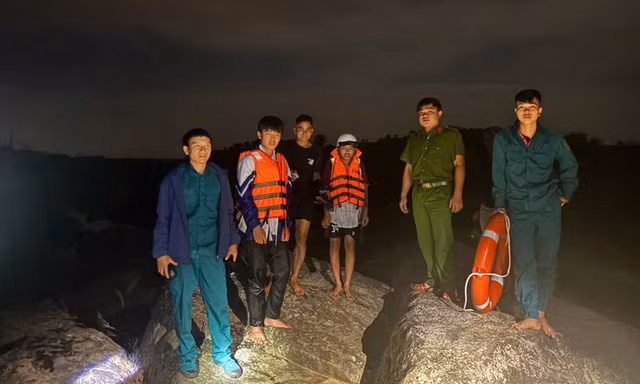 Hai học sinh mắc kẹt trên sông Ba khi thủy điện xả lũ