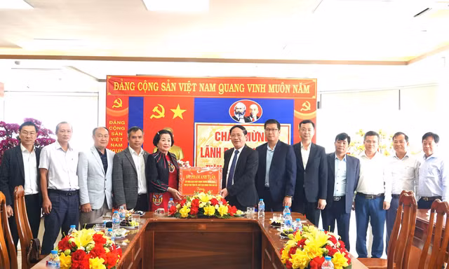 Chủ tịch UBND tỉnh Gia Lai thăm, chúc Tết Công ty Cổ phần Công trình Đô thị tỉnh Gia Lai
