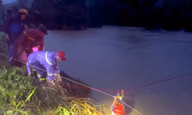 Cứu 31 người dân đi làm rẫy mắc kẹt trong lũ sông Ba