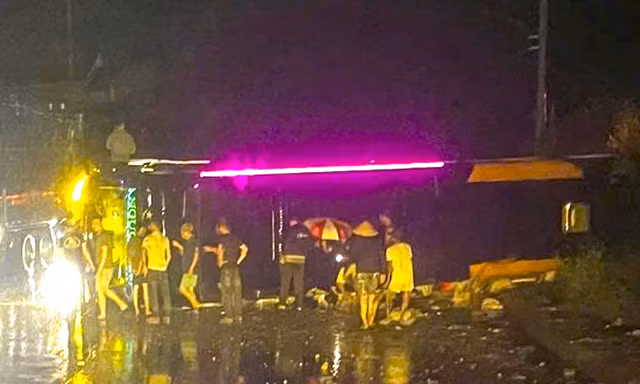 Gia Lai: Xe khách chở 10 người bị lật trên quốc lộ
