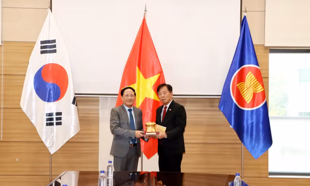 Chủ tịch UBND tỉnh Gia Lai Phạm Anh Tuấn làm việc với Đại sứ quán Việt Nam tại Hàn Quốc