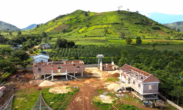 Tháo dỡ nhà rông bê tông dưới núi lửa Chư Đăng Ya