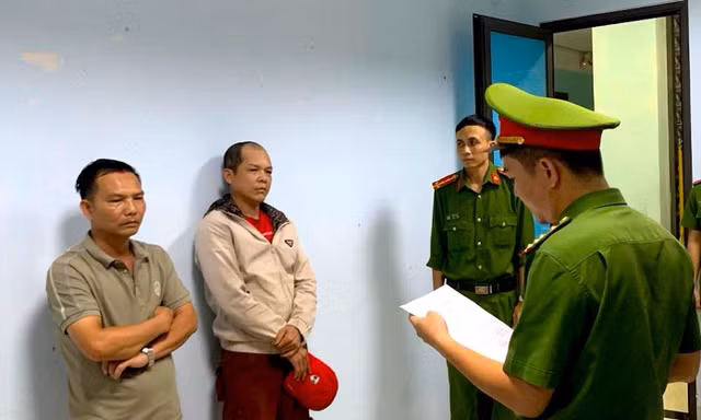Tạm giữ hình sự hai đối tượng chặn đầu chửi bới, rút chìa khóa ô tô của CSGT