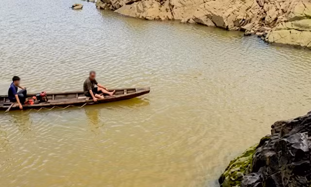 Dạo chơi ở bãi đá, cô gái trượt chân rơi xuống dòng nước xiết