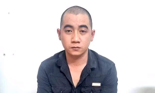 Đối tượng lao ô tô vào quán nhậu nhằm đâm đối thủ đã ra đầu thú