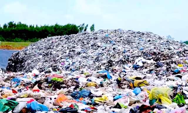 Ô nhiễm nặng vì bãi rác quá tải ở Gia Lai