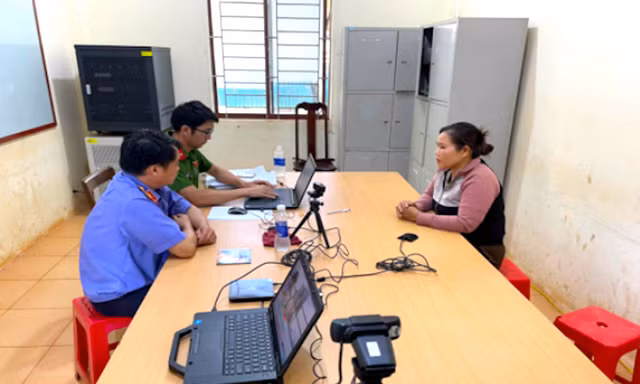 Dùng 2 triệu đồng để lừa chủ đất ký giấy tờ làm sổ đỏ, rồi đem cầm cố cho ngân hàng 