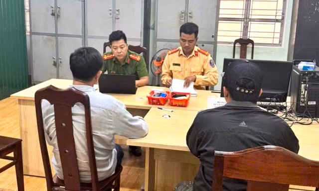 Công an làm việc với 2 tài xế xe khách chặn đầu xe khác bắt xuống 'nói chuyện'