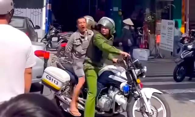 Cầm dao quắm vào trường tìm giáo viên nghi 'dìm' điểm con mình