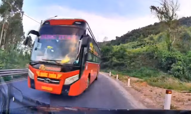 'Hú hồn' cảnh xe khách lấn làn, vượt ẩu trên đèo An Khê