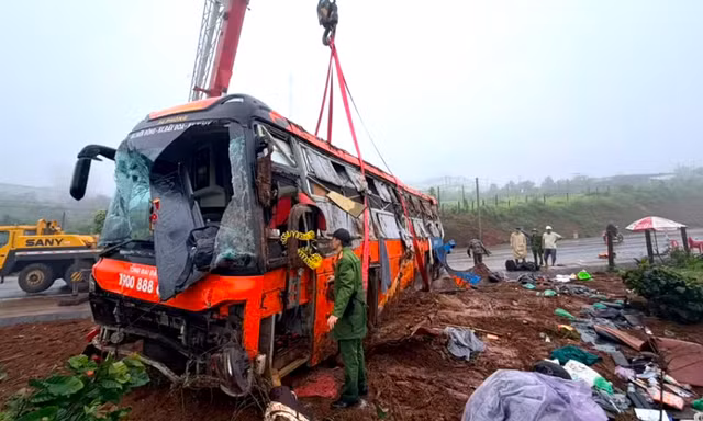 Thông tin mới nhất vụ lật xe khách làm nhiều người thương vong ở Gia Lai