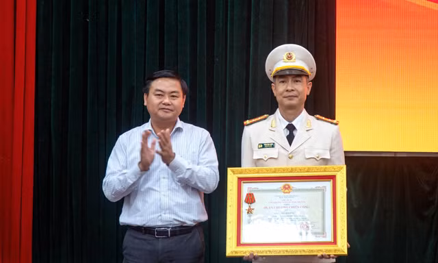 Phó Giám đốc Công an tỉnh Đắk Lắk được trao tặng Huân chương Chiến công