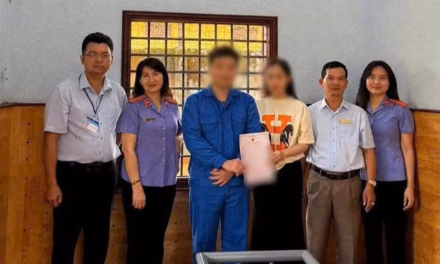Cô gái gửi đơn xin kết hôn với người yêu đang trong trại tạm giam