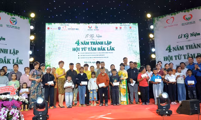Hàng nghìn học sinh, sinh viên hiếu học được nhận học bổng