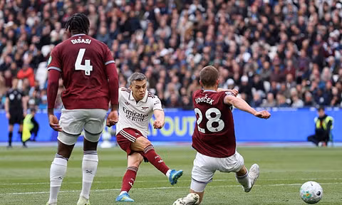 Arsenal giành 3 điểm tranh cãi trước Westham 