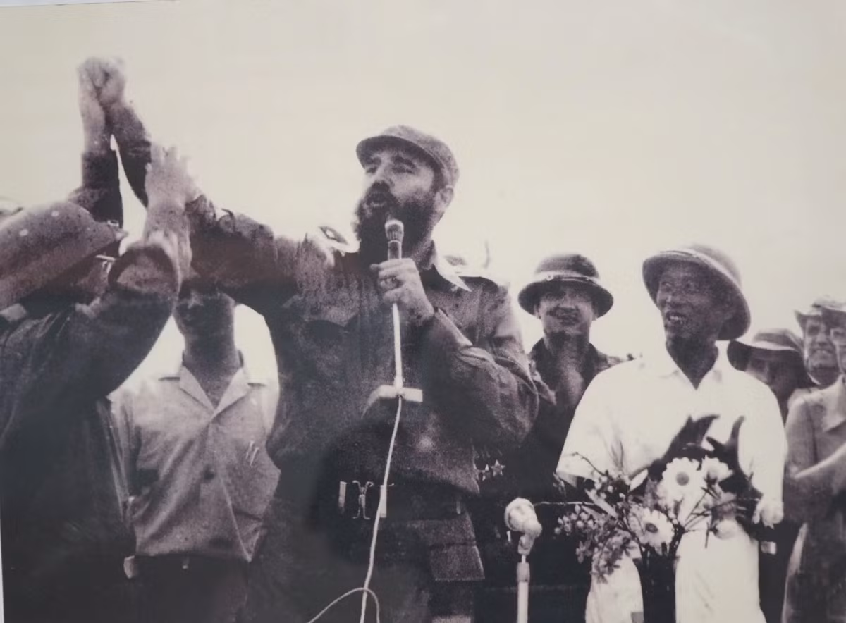 4-chu-tich-cu-ba-fidel-castro-cung-thu-tuong-pham-van-dong-tham-cao-diem-241-ngay-1591973-anh-si-so.jpg