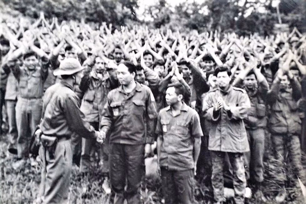 5-trung-ta-pham-van-dinh-ben-phai-bat-tay-tai-dai-dien-qdndvn-ngay-ra-hang-241972-anh-tu-lieu.jpg