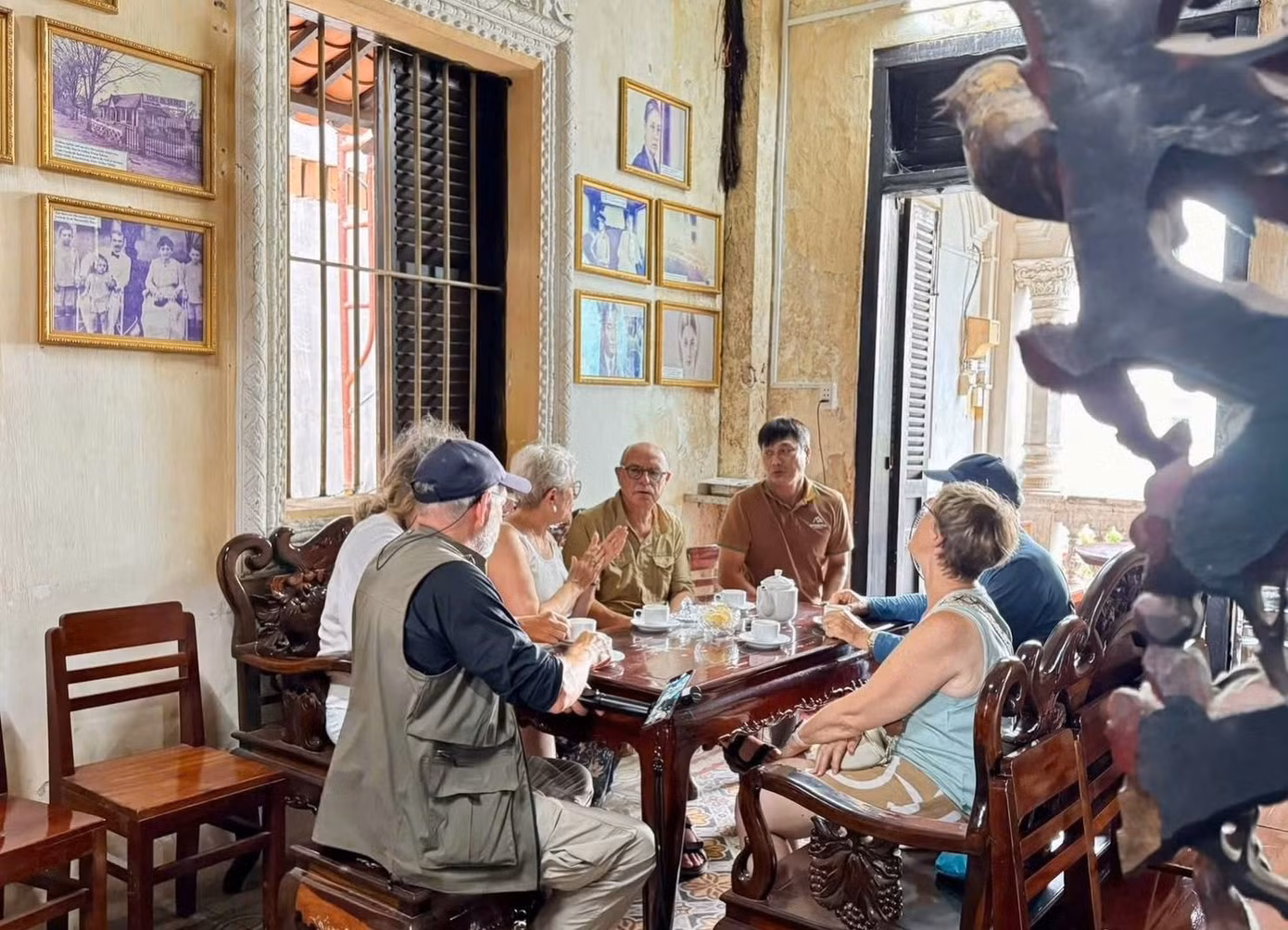 bai-2-anh-3khach-quoc-te-tham-quan-nha-co-huynh-thuy-le.jpg