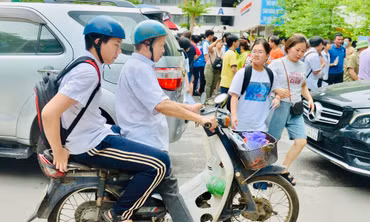 Clip: Trải lòng của cụ ông 80 tuổi đèo con đi thi vào lớp 10