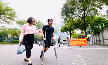 Những thí sinh 'đặc biệt' ở Hà Nội: Nén đau dự thi lớp 10
