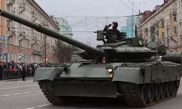Xe tăng T-80 giải cứu xe buýt mắc kẹt ở Nga