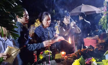 'Biển người' ùn ùn vào đền Trần sau lễ khai ấn