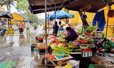 Thị trường ngày 14/10: Sau lũ lớn, rau xanh khan hiếm, giá tăng mạnh