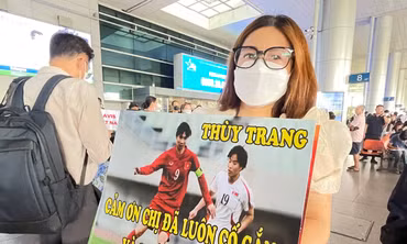 Bạn thân Thuỳ Trang mang hoa ra đón mừng các tuyển thủ