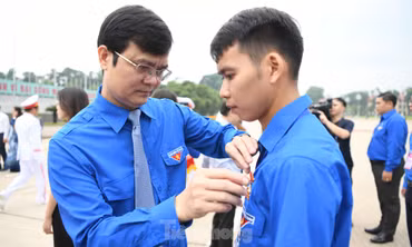 Trung ương Đoàn trao huy hiệu Thanh niên tiên tiến làm theo lời Bác tại quảng trường Ba Đình