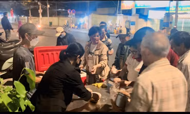 Nồi cháo ấm áp yêu thương giữa lòng phố biển Nha Trang