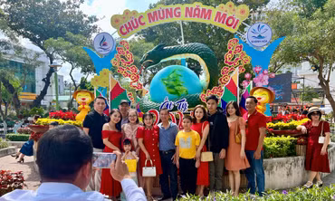 Người dân phố biển Nha Trang nô nức du xuân trong ngày đầu năm