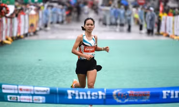 Các nhà vô địch Tiền Phong Marathon 2025 vỡ òa cảm xúc khi chạm đến vinh quang 