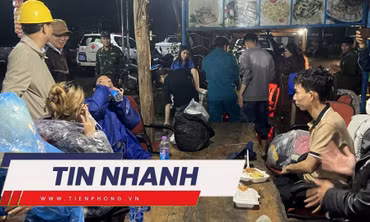 TIN NHANH: Vụ hơn 350 người mắc kẹt do sạt lở đèo: Dùng mìn phá khối đá nặng hơn 100 tấn 