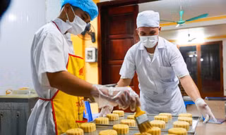 Khám phá quy trình làm bánh Trung thu truyền thống làng Xuân Đỉnh