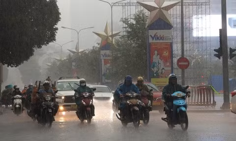 TPHCM mưa lớn kéo dài, trời tối mù mịt