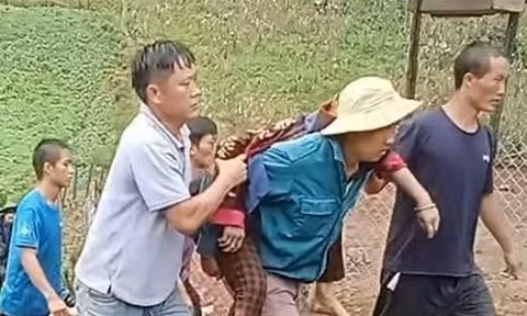 Đang đi làm, hai vợ chồng bị sét đánh tử vong